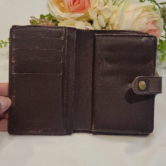 ‼️CLEARANCE SALE‼️ Authentic Louis Vuitton kisslock wallet in Damier Ebene